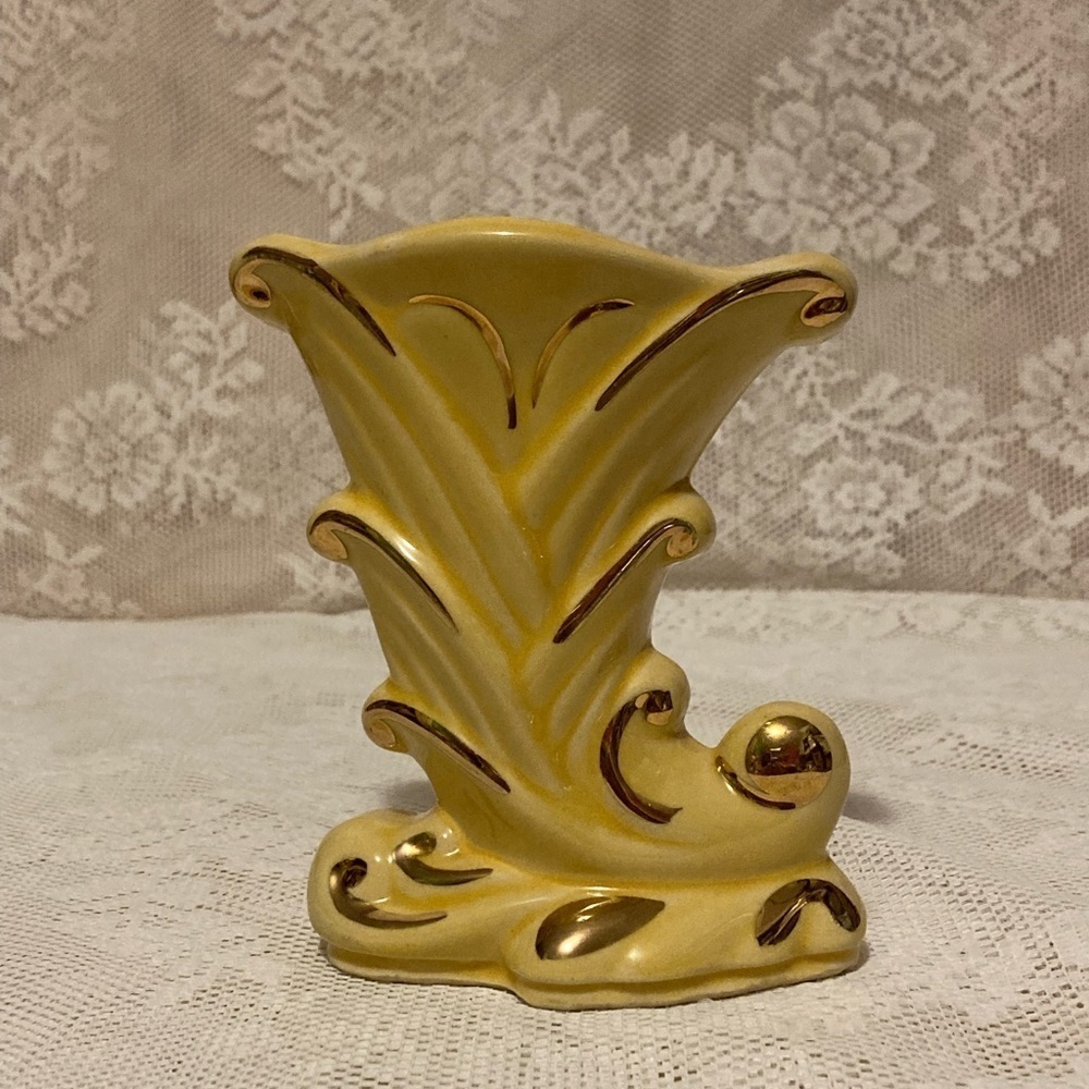 Vintage USA Pottery 5” Yellow Cornucopia Indoor Flower/Bud Vase Indoor Planter